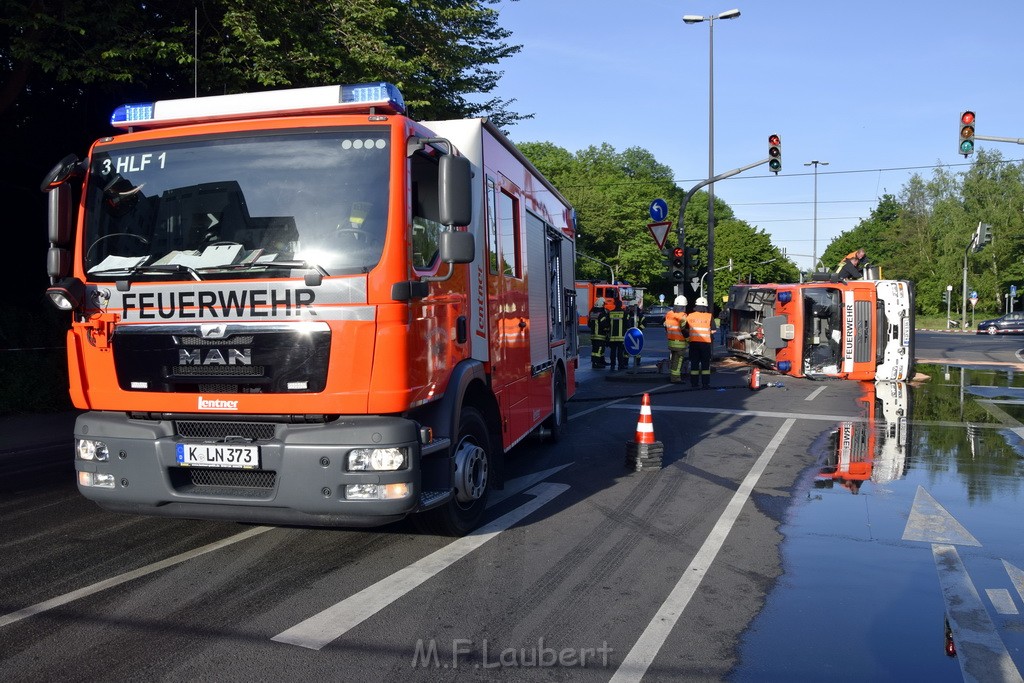 TLF 4 umgestuerzt Koeln Bocklemuend Ollenhauer Ring Militaerringstr P015.JPG - Miklos Laubert